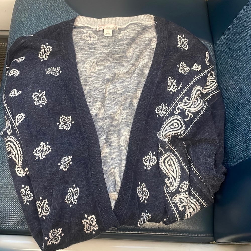 IN SEARCH OF  ladies Gap lightweight cardigan